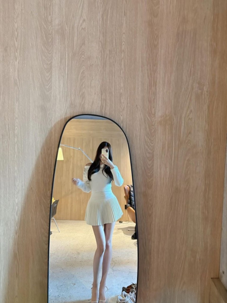 escorts companion upscale Interests Duo Couple-friendly Disability-friendly Non-smoking Age Young Figure Curvy Tall Breasts Natural Hair Brunette Ethnicity European Tattoos None 